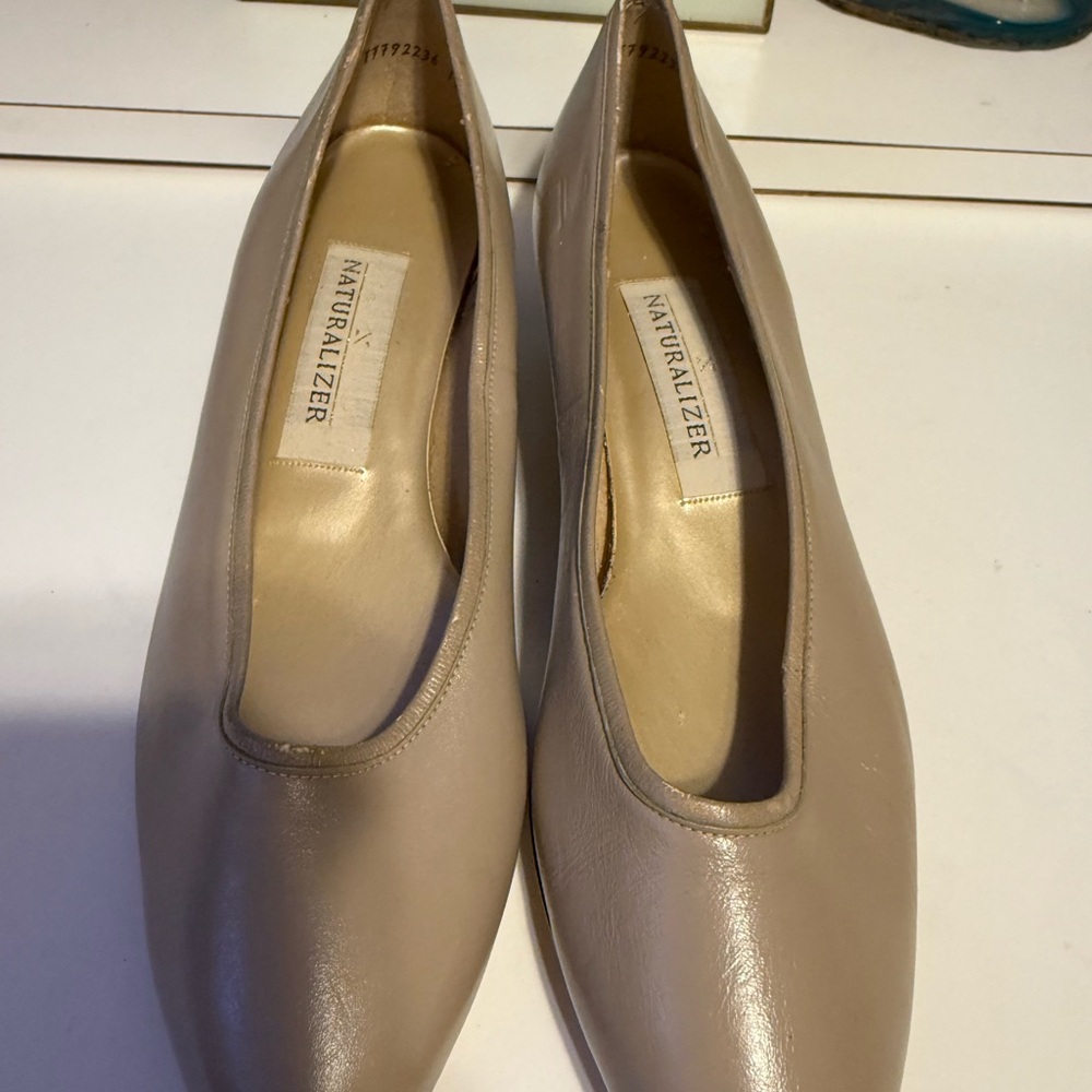 Naturalizer Beige Leather Flats